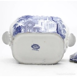 Sopera inglesa ”Abbey” en loza estampada de George Jones & Sons, hacia 1925.