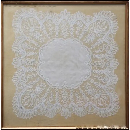 Pañuelo de encaje inglés vintage enmarcado, detalles delicados