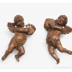 Pareja de figuras en madera tallada reprentando ángeles con instrumentos musicales.
