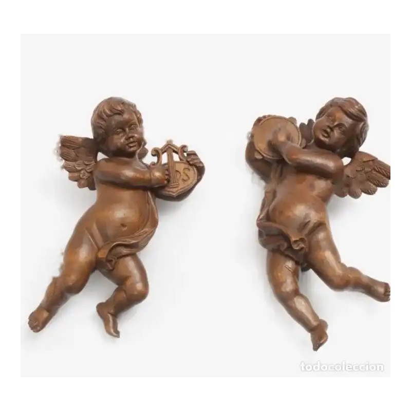 Pareja de figuras en madera tallada reprentando ángeles con instrumentos musicales. Pareja de figuras en madera tallada reprentando ángeles con instrumentos musicales.