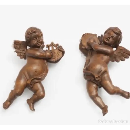 Pareja de figuras en madera tallada reprentando ángeles con instrumentos musicales.