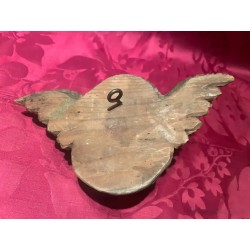 Ángel tallado en madera, detalle de rostro y alas