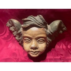 Ángel tallado en madera, detalle de rostro y alas