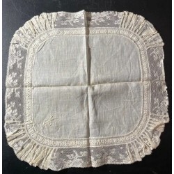 Pañuelo de lino con encaje antiguo y bordado delicado