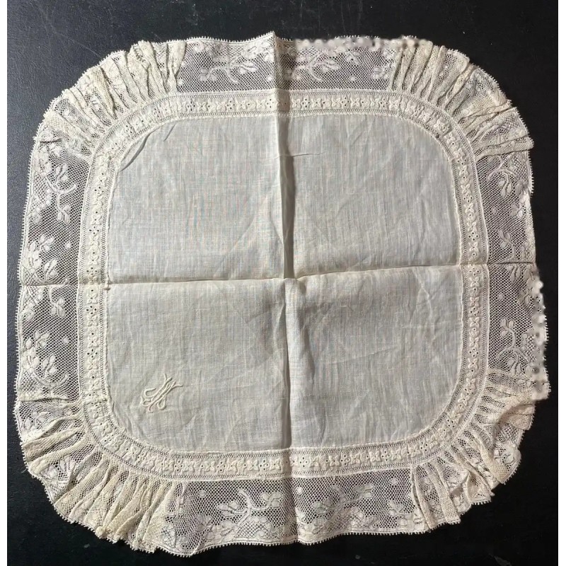 Pañuelo de lino con encaje antiguo y bordado delicado Pañuelo de lino con encaje antiguo y bordado delicado