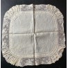 Pañuelo de lino con encaje antiguo y bordado delicado