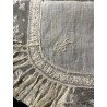 Pañuelo de lino con encaje antiguo y bordado delicado