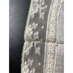 Pañuelo de lino con encaje antiguo y bordado delicado