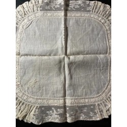 Pañuelo de lino con encaje antiguo y bordado delicado
