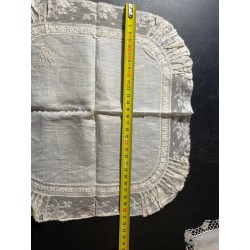 Pañuelo de lino con encaje antiguo y bordado delicado