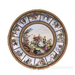 Gran plato en porcelana esmaltada y dorada, 46 cm, escenas de baile