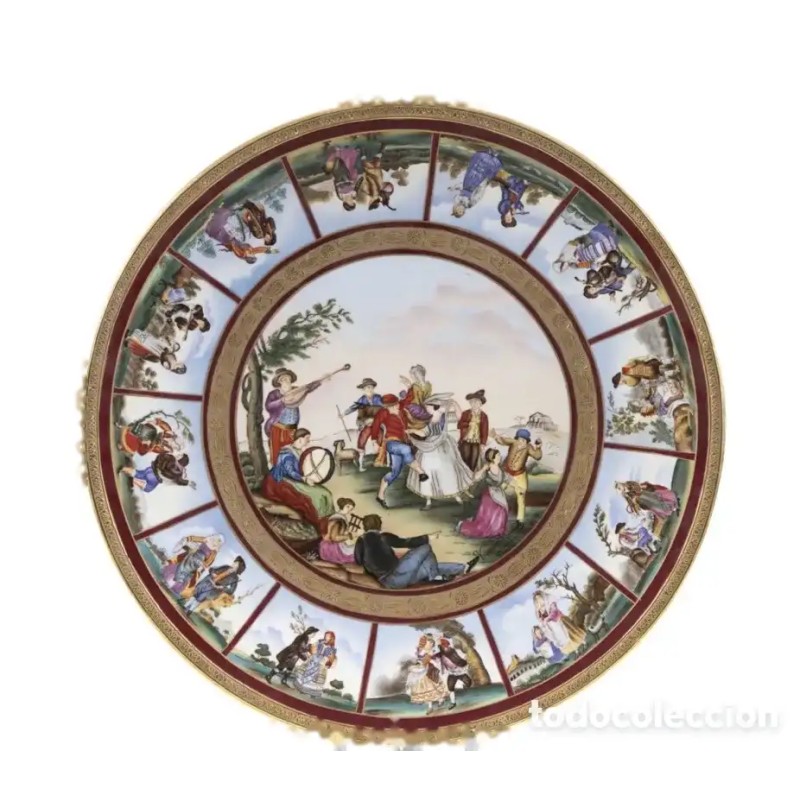 Gran plato en porcelana esmaltada y dorada, 46 cm, escenas de baile Gran plato en porcelana esmaltada y dorada, 46 cm, escenas de baile