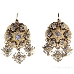 Pendientes tipo regional en oro amarillo de 18k, con diamantes