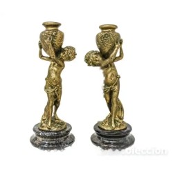 Pareja de candeleros del último cuarto del S. XX, resina con pátina broncina