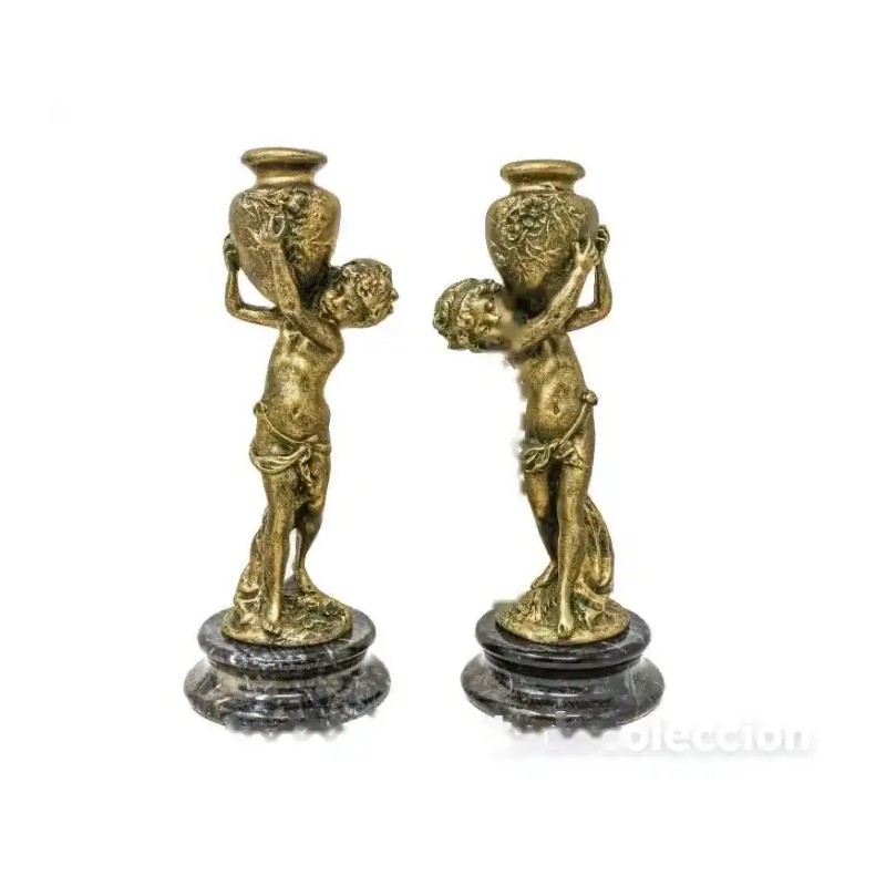 Pareja de candeleros del último cuarto del S. XX, resina con pátina broncina Pareja de candeleros del último cuarto del S. XX, resina con pátina broncina