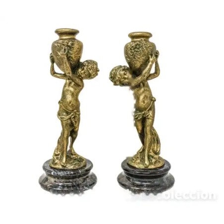Pareja de candeleros del último cuarto del S. XX, resina con pátina broncina