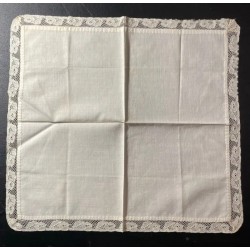 Pañuelo con encaje antiguo delicado y bordado en blanco