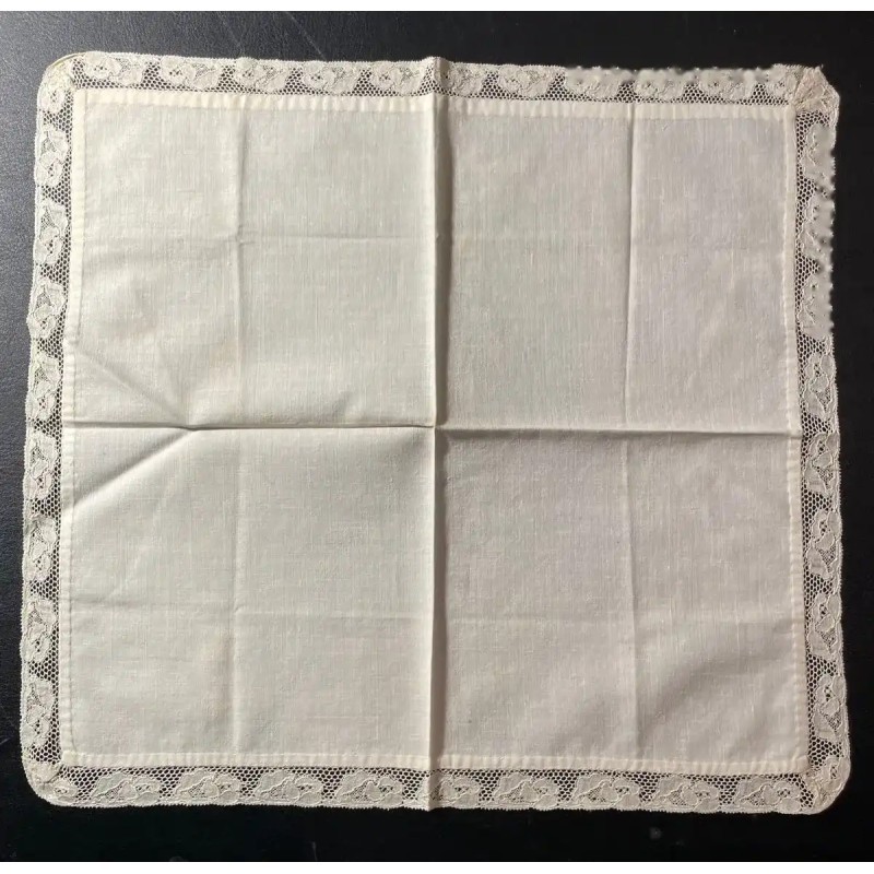Pañuelo con encaje antiguo delicado y bordado en blanco Pañuelo con encaje antiguo delicado y bordado en blanco