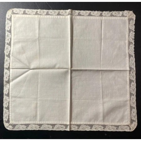 Pañuelo con encaje antiguo delicado y bordado en blanco