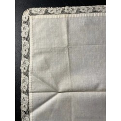 Pañuelo con encaje antiguo delicado y bordado en blanco