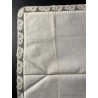 Pañuelo con encaje antiguo delicado y bordado en blanco