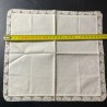 Pañuelo con encaje antiguo delicado y bordado en blanco