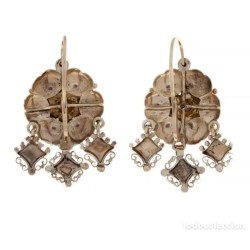 Pendientes tipo regional en oro amarillo de 18k, con diamantes