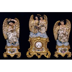 Guarnición en porcelana de Viejo París, Escuela Francesa, S. XIX, con angelotes
