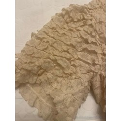 Chaqueta de señora antigua hecha con encaje valenciano, detalles rizados