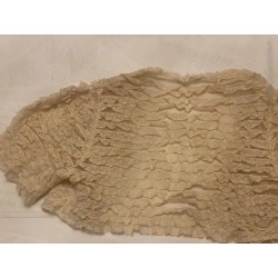 Chaqueta de señora antigua hecha con encaje valenciano, detalles rizados