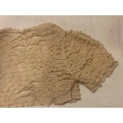 Chaqueta de señora antigua hecha con encaje valenciano, detalles rizados