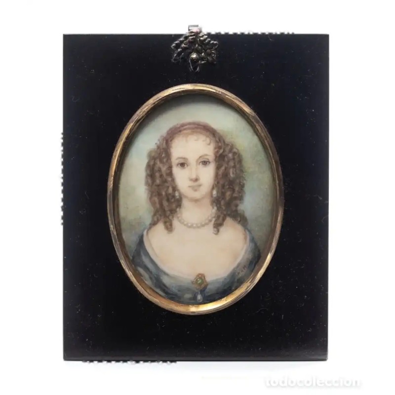 Miniatura pintada representando joven dama con collar de perlas y broche. Firmado A. R. S. XX Miniatura pintada representando joven dama con collar de perlas y broche. Firmado A. R. S. XX