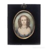 Miniatura pintada representando joven dama con collar de perlas y broche. Firmado A. R. S. XX