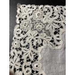 Pañuelo de Bruselas con encaje artesanal delicado