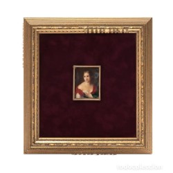 Miniatura pintada representando dama con collar de perlas. S. XX