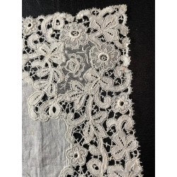 Pañuelo de Bruselas con encaje artesanal delicado