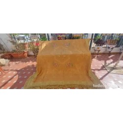 Colcha antigua bordada con flecos, diseño floral