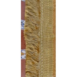 Colcha antigua bordada con flecos, diseño floral