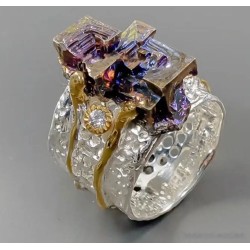 Anillo de plata con decoración de bismuto y diamante