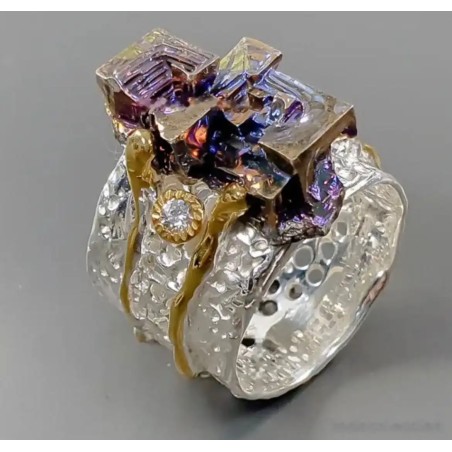 Anillo de plata con decoración de bismuto y diamante