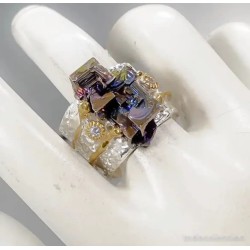Anillo de plata con decoración de bismuto y diamante