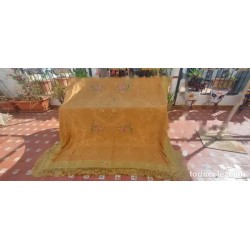 Colcha antigua bordada con flecos, diseño floral