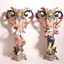 PAREJA DE VIOLETEROS, cerámica barbotina, Alemania, principios siglo XX.