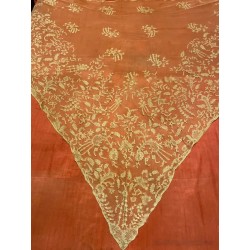 Espectacular mantilla de 3 picos de Bruselas, color crema claro