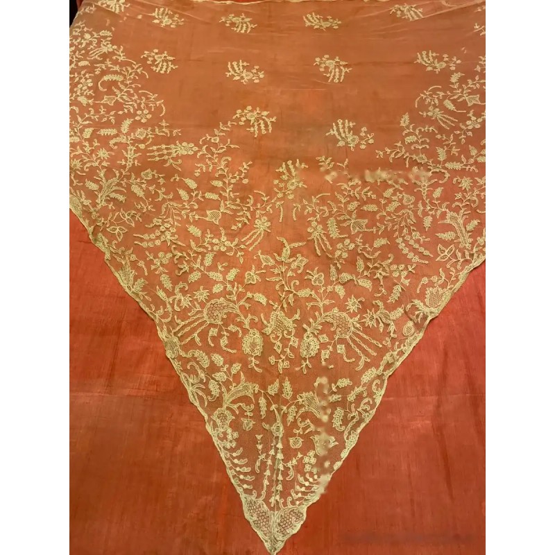 Espectacular mantilla de 3 picos de Bruselas, color crema claro Espectacular mantilla de 3 picos de Bruselas, color crema claro
