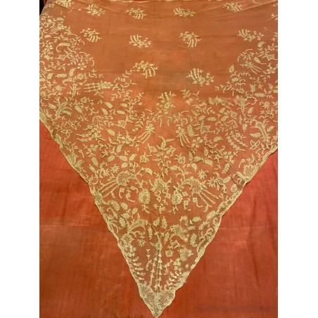 Espectacular mantilla de 3 picos de Bruselas, color crema claro