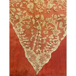 Espectacular mantilla de 3 picos de Bruselas, color crema claro