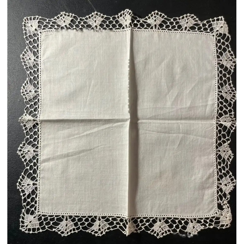 Pañuelo con encaje antiguo elaborado a mano, diseño delicado Pañuelo con encaje antiguo elaborado a mano, diseño delicado