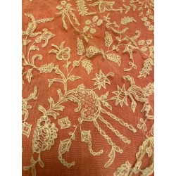 Espectacular mantilla de 3 picos de Bruselas, color crema claro