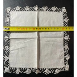 Pañuelo con encaje antiguo elaborado a mano, diseño delicado